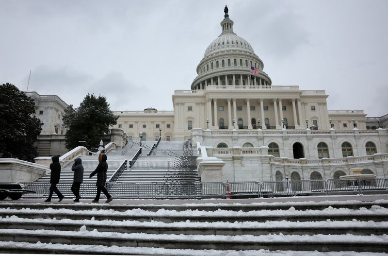 &copy; Reuters. Des passants devant le Capitole enneigé à Washington, États-Unis. /Photo prise le 16 janvier 2024/REUTERS/Leah Millis