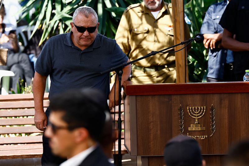 &copy; Reuters. الوزير ورئيس الأركان السابق الإسرائيلي غادي أيزينكوت خلال جنازة ابنه، الذي قُتل في القتال في قطاع غزة، يوم الثامن من ديسمبر كانون الأول 2023. 