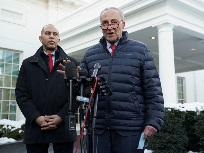 © Reuters. Senate Majority Leader Chuck Schumer (D-NY) and House of Representatives Democratic leader Hakeem Jeffries speak to reporters outside the West Wing after Democratic and Republican leaders met with U.S. President Joe Biden at the White House in Washington, U.S., January 17, 2024. REUTERS/Kevin Lamarque