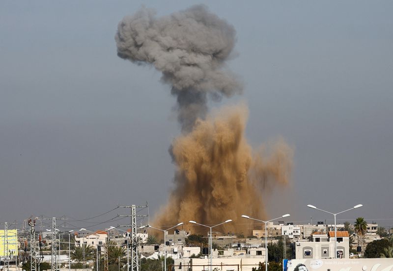 &copy; Reuters. Fumaça após ataques israelenses, vista de Rafah, no sul da Faixa de Gaza
18/01/2024
REUTERS/Ibraheem Abu Mustafa