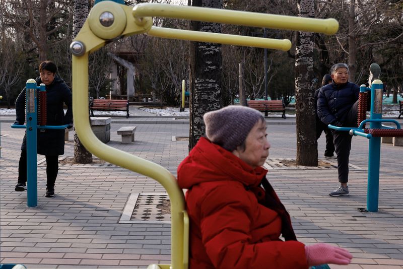 &copy; Reuters. Elderly people exercise at a park in Beijing, China January 16, 2024. REUTERS/Tingshu Wang