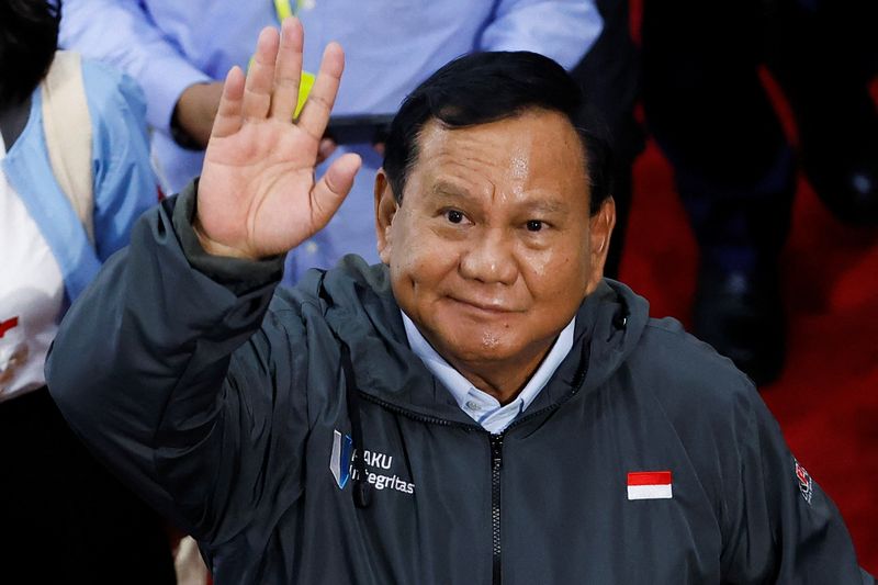 &copy; Reuters. 調査機関インディケーター・ポリティックが実施したインドネシア大統領選（２月１４日投票）の最新世論調査によると、プラボウォ国防相（写真）が支持率でトップを維持しているものの
