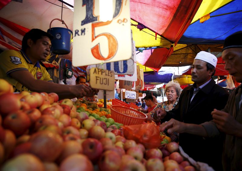 &copy; Reuters. People buy fruits at a market in Kuala Lumpur, Malaysia, February 18, 2016. REUTERS/Olivia Harris/File Photo