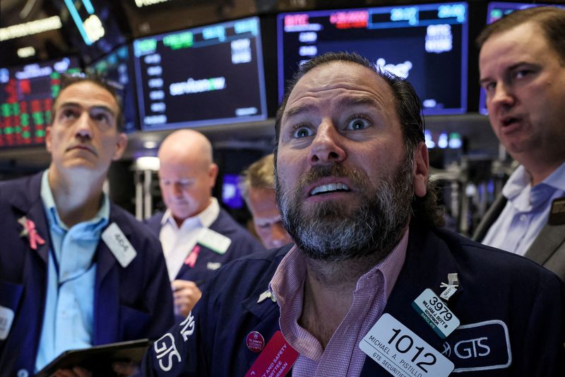&copy; Reuters. Des traders à la Bourse de New York (NYSE). /Photo prise le 26 octobre 2023/REUTERS/Brendan McDermid