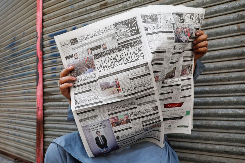 &copy; Reuters. FOTO DE ARCHIVO. Un hombre lee un periódico, después de que el Ministerio de Asuntos Exteriores de Pakistán dijera que el país llevó a cabo ataques dirigidos contra militantes separatistas dentro de Irán, a lo largo de una carretera en Karachi, Paki