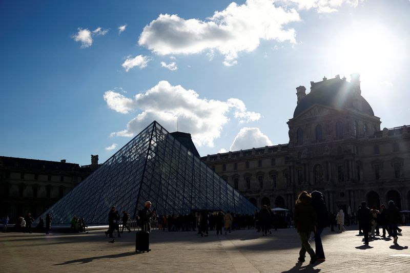 &copy; Reuters. Tourists walk past the glass Pyramid of the Louvre Museum in Paris, France, January 15, 2024. REUTERS/Sarah Meyssonnier/File Photo