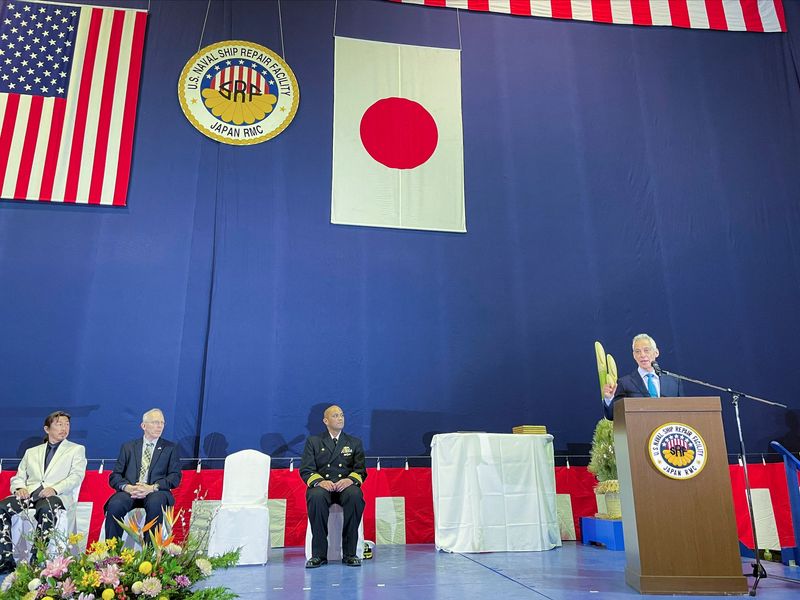 © Reuters. U.S. ambassador to Japan Rahm Emmanuel speaks at a U.S. naval ship repair facility in Yokosuka, Japan, January 19, 2024. REUTERS/John Geddie