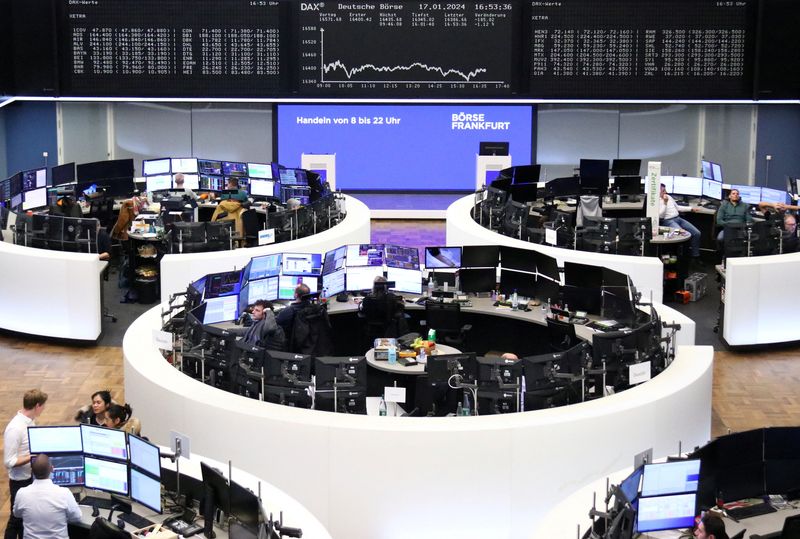 &copy; Reuters. شاشة إلكترونية تعرض بيانات المؤشر داكس الألماني في بورصة فرانكفورت يوم كانون الثاني 2024. تصوير: رويترز.