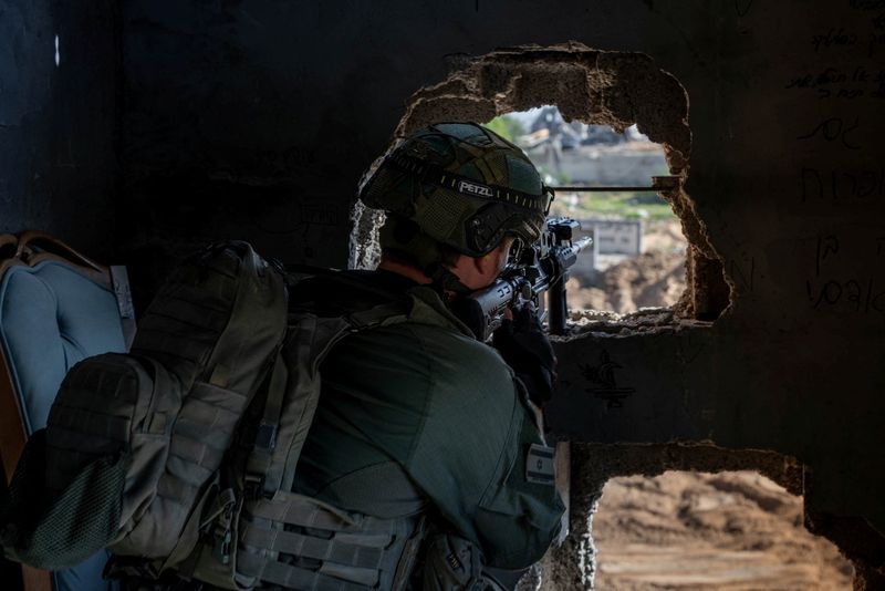 © Reuters. An Israeli soldier operates in the Gaza Strip amid the ongoing conflict between Israel and the Palestinian Islamist group Hamas, in this handout picture released on January 19, 2024. Israel Defense Forces/Handout via REUTERS    