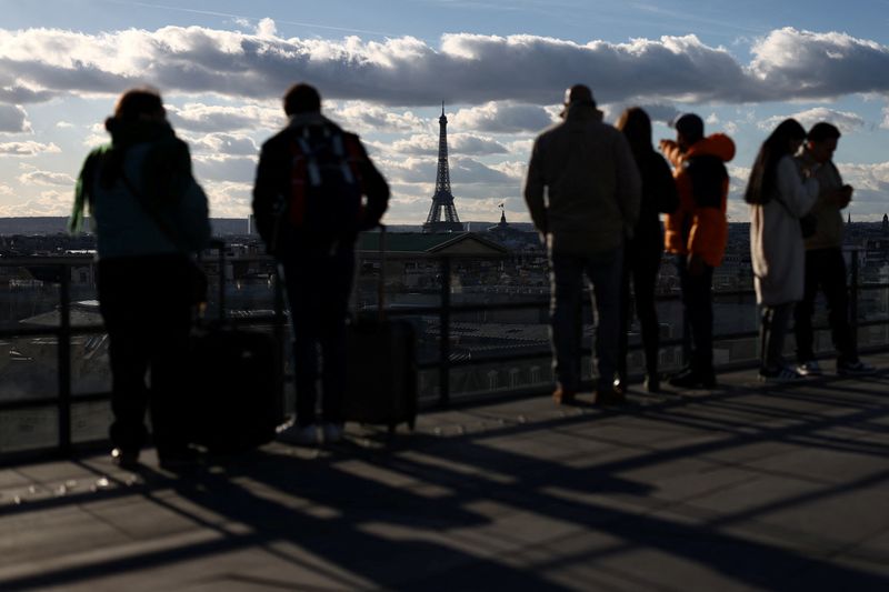 &copy; Reuters. Les touristes regardent la Tour Eiffel à Paris. /Photo prise le 15 janvier 2024/REUTERS/Stéphanie Lecocq