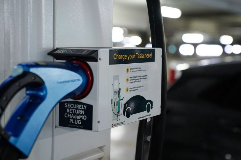 &copy; Reuters. FILE PHOTO: An electric car charging station is seen in the parking garage of Union Station in Washington, U.S., September 29, 2022. REUTERS/Sarah Silbiger/File Photo