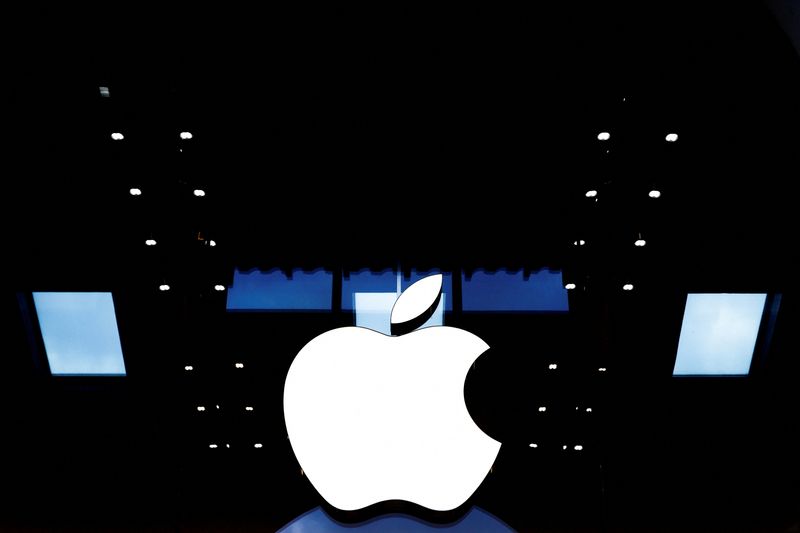 &copy; Reuters. FOTO DE ARCHIVO. El logo de Apple en la tienda de Apple en La Marche Saint Germain en París, Francia. 15 de julio de 2020. REUTERS/Gonzalo Fuentes