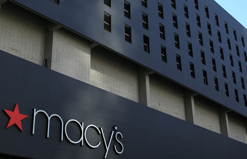 &copy; Reuters. Il logo di Macy's è raffigurato sul lato di un edificio nel centro di Los Angeles, California, Stati Uniti, 6 marzo 2017.    REUTERS/Mike Blake/File Photo