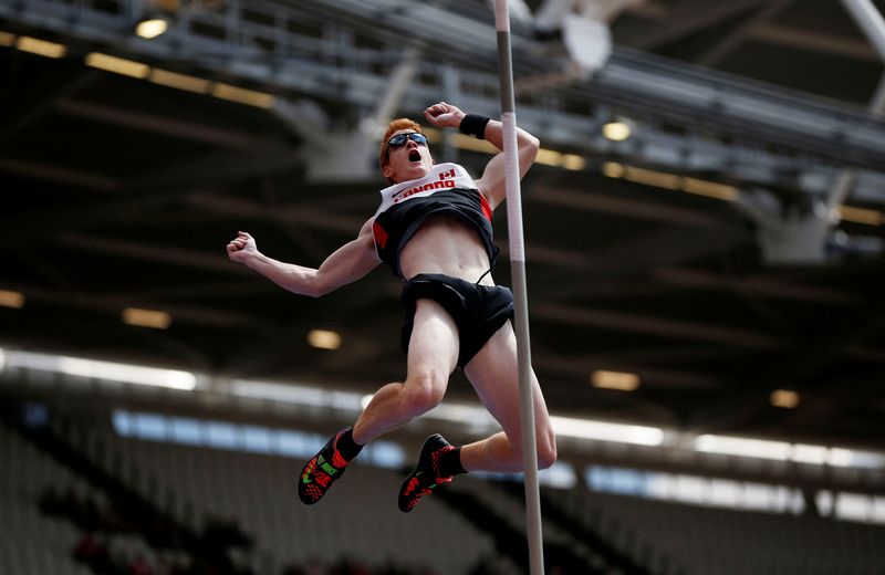 &copy; Reuters. الكندي شون باربر بطل العالم في القفز بالزانة في 2015 وحامل الرقم القياسي الكندي الراحل في صورة من أرشيف رويترز. 