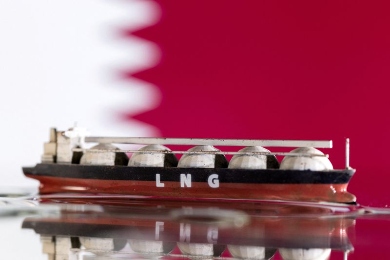 &copy; Reuters. نموذج مصغر لناقلة غاز طبيعي مسال أمام علم قطر في صورة توضيحية من أرشيف رويترز.