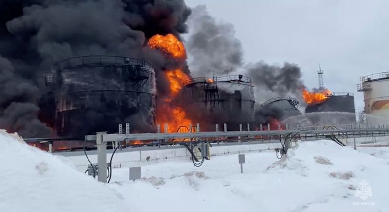 &copy; Reuters. Des réservoirs de pétrole prennent feu après ce que les autorités locales ont qualifié d'attaque de drone ukrainien, à Klintsy en Russie. /Photo prise le 19 janvier 2024/REUTERS/Iimage tirée d'une vidéo/REUTERS/ Ministère russe des urgences