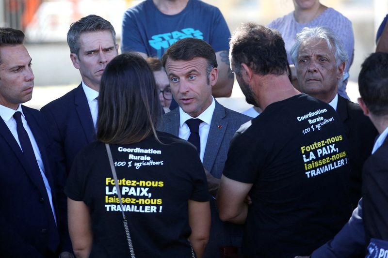 &copy; Reuters. FILE PHOTO: French President Emmanuel Macron meets farmers during a walk, in Clairac, southwestern France, October 2, 2023. Bob Edme/Pool via REUTERS/File Photo