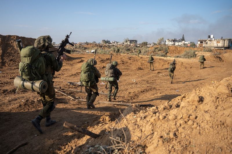 &copy; Reuters. جنود إسرائيليون في موقع يقال إنه داخل قطاع غزة في صورة مأخوذة من مقطع فيديو نشر يوم 19 يناير كانون الثاني 2024 وحصلت عيه رويترز من الجيش الإسرائ