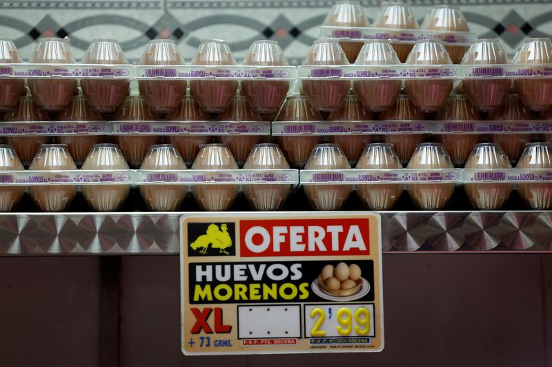 &copy; Reuters. FOTO DE ARCHIVO. Huevos se exhiben para la venta en una tienda de pollos en un mercado local en Madrid, España. 12 de agosto de 2022. REUTERS/Susana Vera