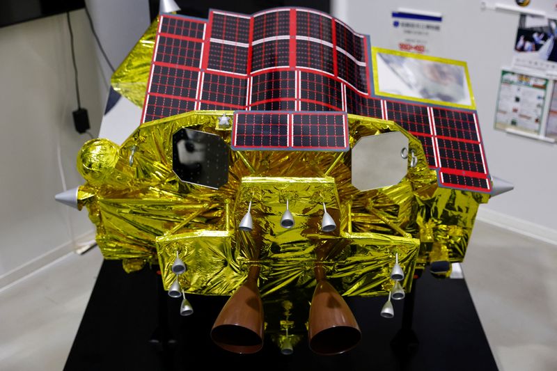 &copy; Reuters. Modelo miniatura da Smart Lander for Investigating Moon (Slim) em Sagamihara, sul de Tóquio
 19/1/2024    REUTERS/Kim Kyung-Hoon