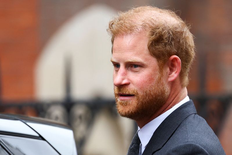&copy; Reuters. FOTO DE ARCHIVO: El príncipe Enrique de Reino Unido camina fuera del Tribunal Superior, en Londres, Gran Bretaña. 30 de marzo 2023. REUTERS/Hannah Mckay/Foto de archivo