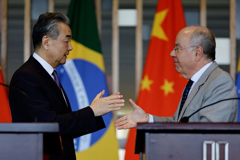 &copy; Reuters. Chinese Foreign Minister Wang Yi greets Brazil's Foreign Minister Mauro Vieira at the Itamaraty Palace, in Brasilia, Brazil January 19, 2024. REUTERS/Ueslei Marcelino