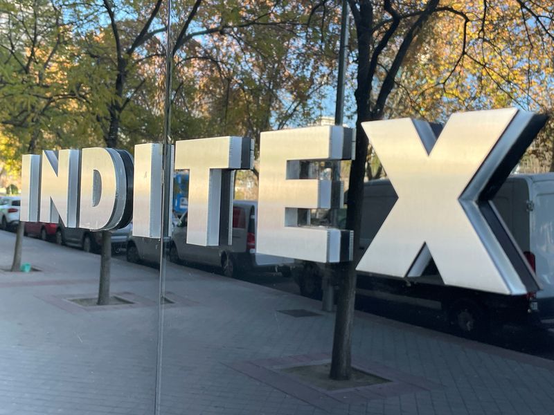 &copy; Reuters. FILE PHOTO: The logo of Spanish fashion retail giant Inditex is pictured in Madrid, Spain, November 30, 2021.  REUTERS/Guillermo Martinez/File Photo