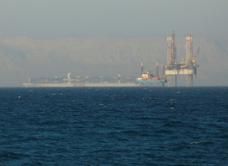 &copy; Reuters. سفينة حاويات تمر بجوار منصة نفطية بخليج السويس بمصر في طريقها لعبور قناة السويس بالبحر الأحمر في صورة من أرشيف رويترز.