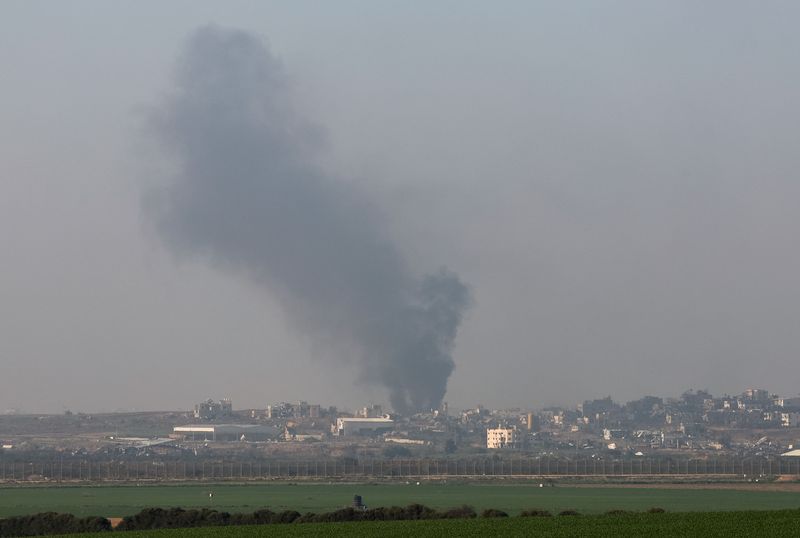 © Reuters. دخان متصاعد فوق غزة كما يظهر من إسرائيل يوم الجمعة. تصوير: تيرون سيو - رويترز.
