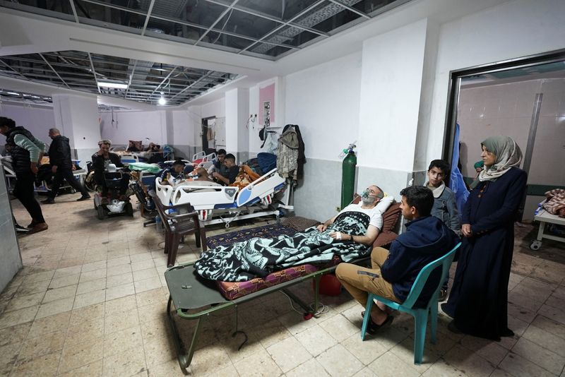 &copy; Reuters. مصابون فلسطينيون يتلقون العلاج بمستشفى شهداء الأقصي في دير البلح وسط قطاع غزة يوم الثالث من يناير كانون الثاني 2024. تصوير: محمد المصري - رويتر
