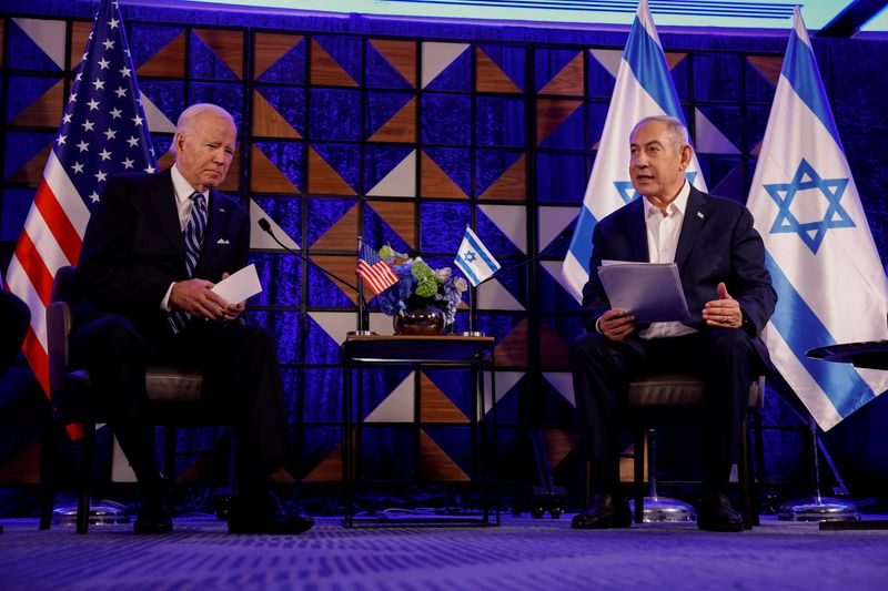 &copy; Reuters. الرئيس الأمريكي جو بايدن يلتقي رئيس الوزراء الإسرائيلي بنيامين نتنياهو في تل أبيب يوم 18 أكتوبر تشرين الأول 2023. تصوير: إيفلين هوكستين - رويتر