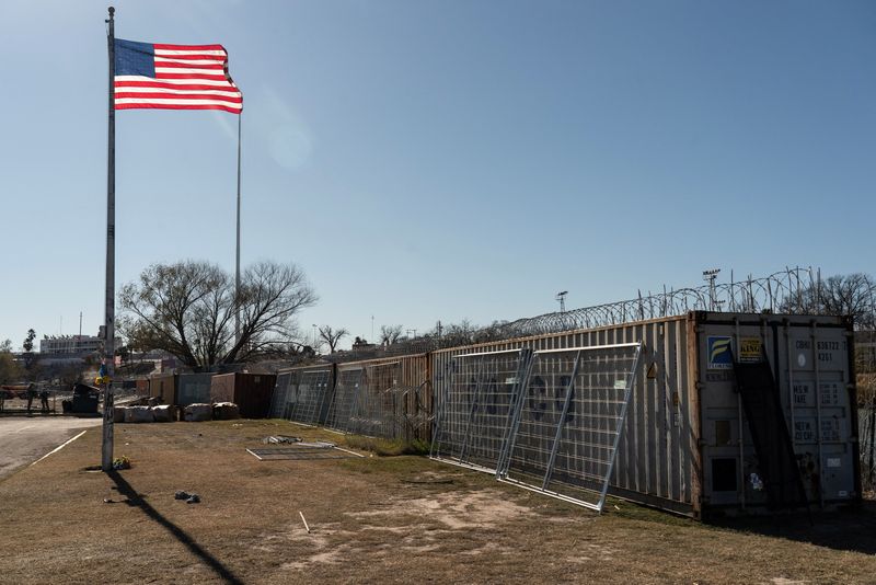 &copy; Reuters. Shipping containers and concertina wires are used as border fence on the bank of the Rio Grande river in Eagle Pass, Texas, U.S., January 17, 2024.   REUTERS/Go Nakamura/File Photo