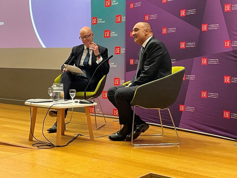 &copy; Reuters. Primeiro-ministro da Jordânia, Bisher al Khasawaneh (à direita), fala durante evento da London School of Economics
19/01/2024
REUTERS/Marc Jones