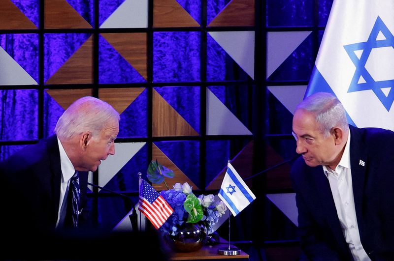 © Reuters. الرئيس الأمريكي جو بايدن خلال اجتماع مع رئيس الوزراء الإسرائيلي بنيامين نتنياهو في تل أبيب يوم 18 أكتوبر تشرين الأول 2023. تصوير: إيفلين هوكستين - رويترز.