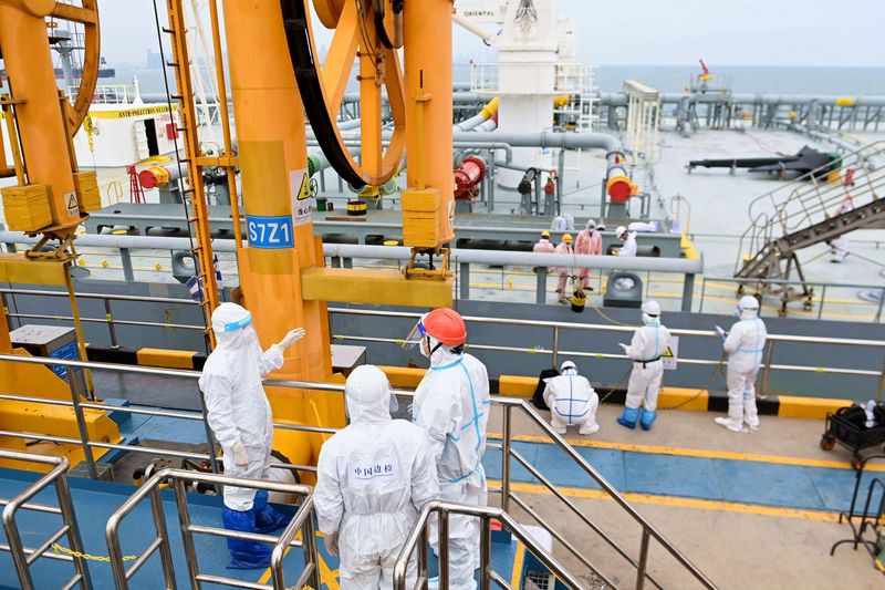 &copy; Reuters. Immigration inspection officers in protective suits check a tanker carrying imported crude oil at the port in Qingdao, Shandong province, China May 9, 2022. Picture taken May 9, 2022. China Daily via REUTERS/File Photo