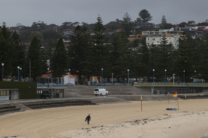 &copy; Reuters. شخص يرتدي بدلة غوص يسير على طول شاطئ في سيدني بأستراليا. صورة من أرشيف رويترز.