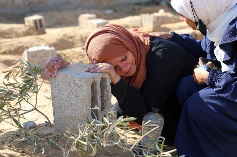 &copy; Reuters. سيدة فلسطينية تبكي فوق قبر ابنها الذي قتل في غارة إسرائيلية في خان يونس جنوب قطاع غزة يوم 18 يناير كانون الثاني 2024. تصوير: عرفات بربخ - رويترز.