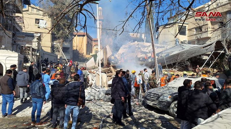 &copy; Reuters. Personas inspeccionan los daños en el lugar de un ataque israelí, según fuentes, en el barrio de Mazzeh de Damasco, Siria. 20 de enero 2024. SANA/Handout via REUTERS ATENCIÓN EDITORES - ESTA IMAGEN FUE PROPORCIONADA POR TERCEROS. REUTERS NO PUDO VERIF