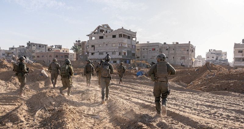 &copy; Reuters. جنود إسرائيليون داخل قطاع غزة في صورة نشرت يوم السبت وحصلت عليها رويترز من القوات الإسرائيلية. 