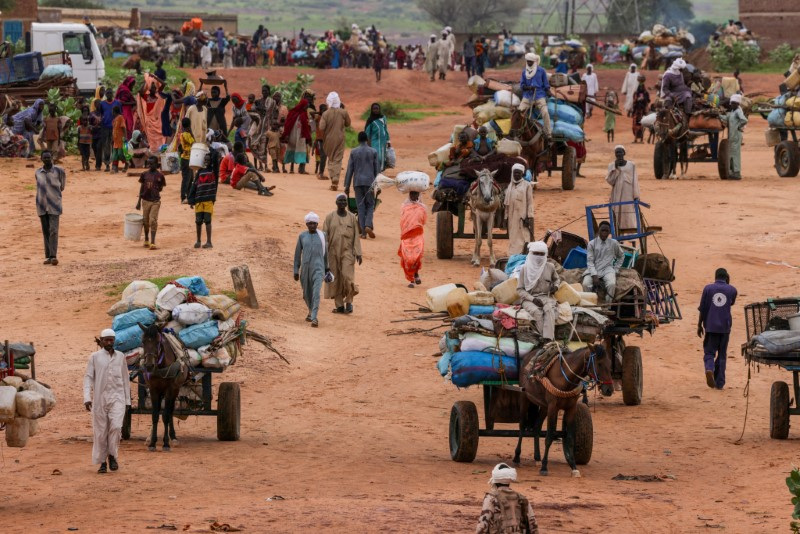 © Reuters. أناس يفرون من أعمال العنف التي يشهدها غرب دارفور خلال عبورهم الحدود وصولا إلى تشاد في الرابع من أغسطس آب 2023. تصوير: زهرة بن سمرة - رويترز.