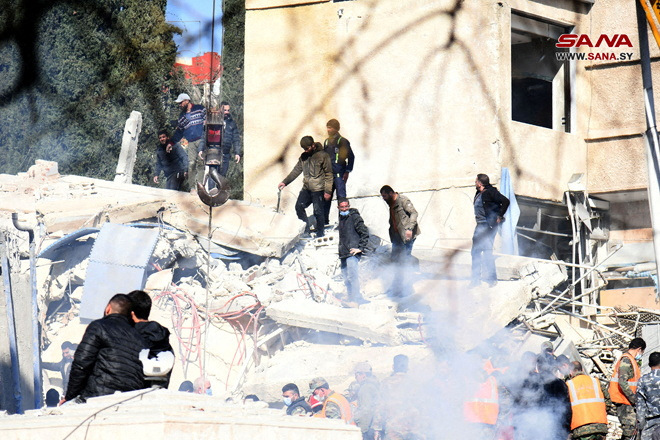 &copy; Reuters. Personas inspeccionan los daños en el lugar de un ataque israelí, según fuentes, en el barrio de Mazzeh de Damasco, Siria. 20 de enero 2024. SANA/Handout via REUTERS