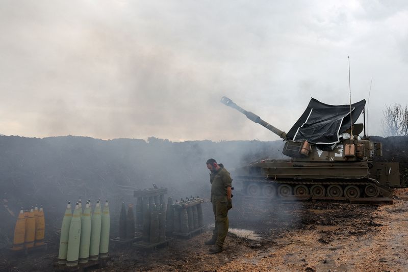 &copy; Reuters. جندي إسرائيلي يقف بجانب وحدة مدفعية عسكرية إسرائيلية تطلق النار علي الحدود بين لبنان وإسرائيل في جنوب إسرائيل يوم 15 يناير كانون الثاني 2024. ت