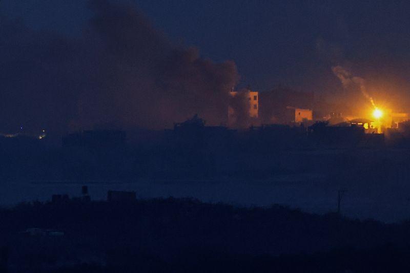 © Reuters. كرة من اللهب تقع فوق قطاع غزة يوم السبت كما شوهدت من سديروت بجنوب إسرائيل في ظل القتال الدائر بين إسرائيل وحركة حماس . تصوير : تيرون سيو - رويترز .  