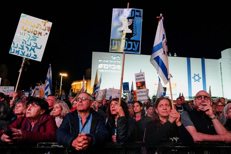 &copy; Reuters. مواطنون إسرائيليون يحتجون على حكومة رئيس الوزراء بنيامين نتنياهو في ميدان في تل أبيب يوم السبت . تصوير : ألكسندر مينيجيني - رويترز .   
