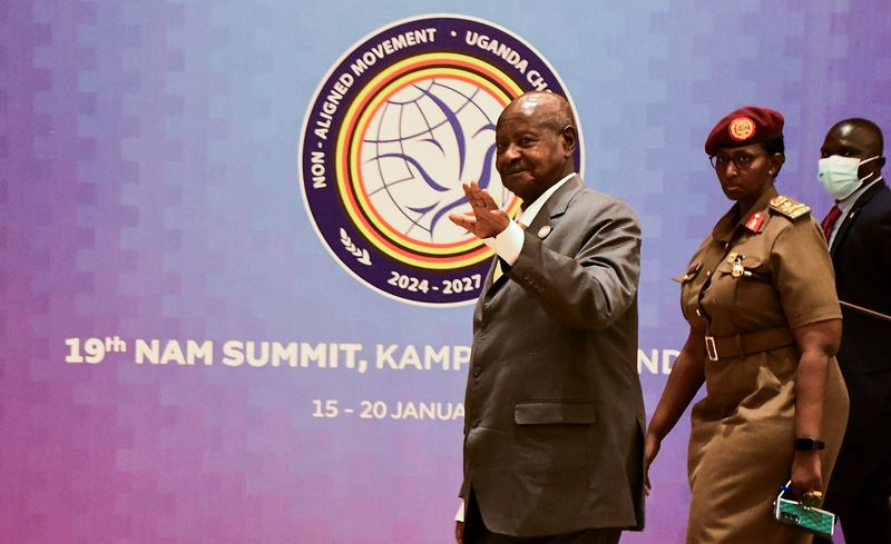 © Reuters. Uganda's President Yoweri Museveni walks to meet leaders from member countries of the Non-Aligned Movement (NAM) during the 19th summit, where several issues including global conflicts, climate change, UN reform and others are on the agenda for discussion, in Munyonyo suburb of Kampala, Uganda January 20, 2024. REUTERS/Abubaker Lubowa