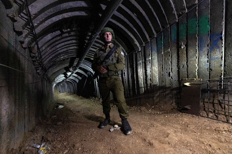 &copy; Reuters. المتحدث باسم الجيش الإسرائيلي دانيال هاجاري يقف داخل ما يقول الجيش إنه نفق محاط بالحديد صممته حركة حماس بالقرب من معبر إيريز في شمال قطاع غز