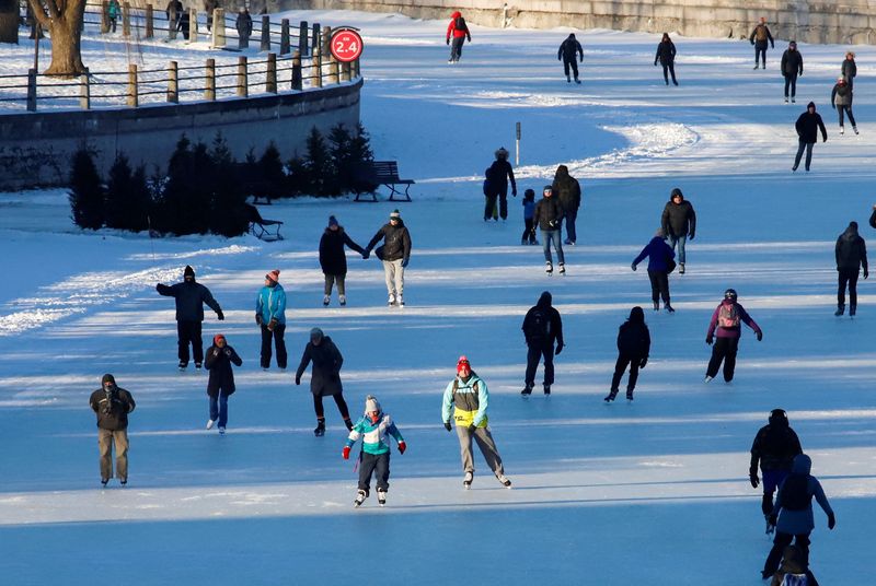 &copy; Reuters. FOTO DE ARCHIVO: La gente patina en el Rideau Canal Skateway, la pista de patinaje más grande del mundo, durante un período de clima ártico bajo cero en Ottawa, Ontario, Canadá. 14 de enero 2022.  REUTERS/Patrick Doyle/Archivo