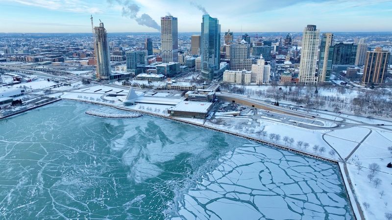 &copy; Reuters. An aerial view of the downtown covered in snow, in Milwaukee, Wisconsin, U.S., January 18, 2024, in this picture obtained from a social media video. Isaac Rowlett Media/via REUTERS