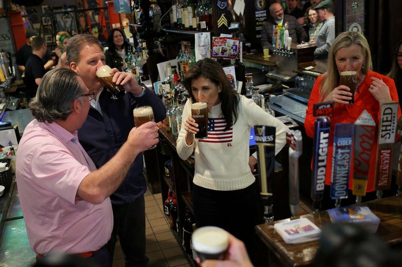© Reuters. Republican presidential candidate and former U.S. Ambassador to the United Nations Nikki Haley drinks a Guinness during a campaign stop at the Peddler’s Daughter Irish Bar, ahead of the New Hampshire primary election in Nashua, New Hampshire, U.S., January 20, 2024.   REUTERS/Brian Snyder