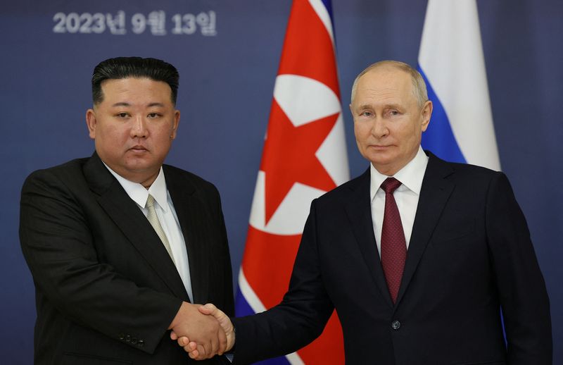 &copy; Reuters. الرئيس الروسي فلاديمير بوتين يصافح زعيم كوريا الشمالية كيم جونج أون خلال اجتماع في روسيا يوم 13 سبتمبر أيلول 2023. صورة لرويترز من ممثل لوكالات